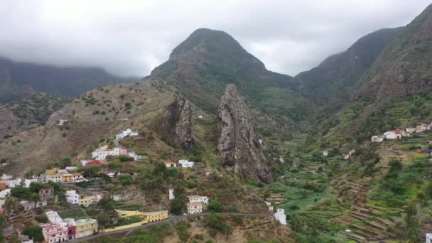 La Gomera Adası, Aşıklar Kayası, Kanarya Adaları 'ndaki dağlar. İspanya. — Stok video