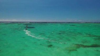 Le Morne Brabant, Mauritius yakınlarındaki Hint okyanusunun beyaz sahil manzarası ve turkuaz suları..