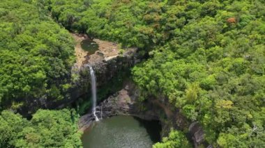 Şelale çağlayanı Tamarin adası Mauritius. Hava görüntüsü. Yedi şelale Tamarin şelalesi. Doğaya bakış. Vahşi yaşam.