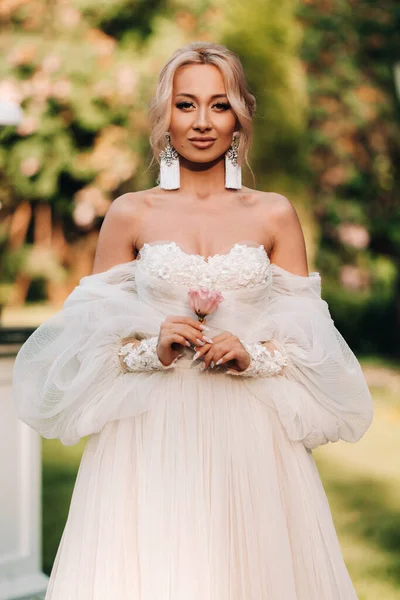 Belle Mariée Dans Une Robe Mariée Luxueuse Tient Bouquet Roses — Photo