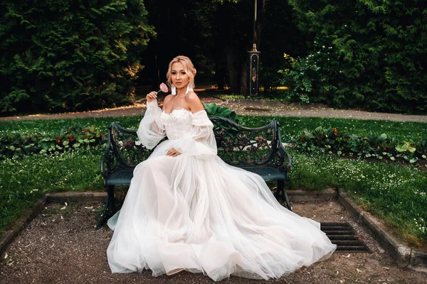 Mañana Novia Jardín Retrato Una Joven Novia Mirando Vestido Novia —  Fotos de Stock