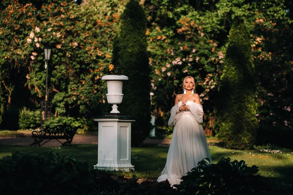 Невеста в саду, утром и невеста, невеста сборы, утренняя невеста, белое платье, носить серьги — стоковое фото