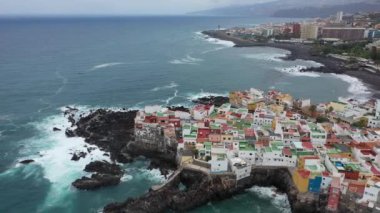 Puerto dela Cruz şehri, Tenerife adası, Atlantik Okyanusu 'ndaki kara plajlar