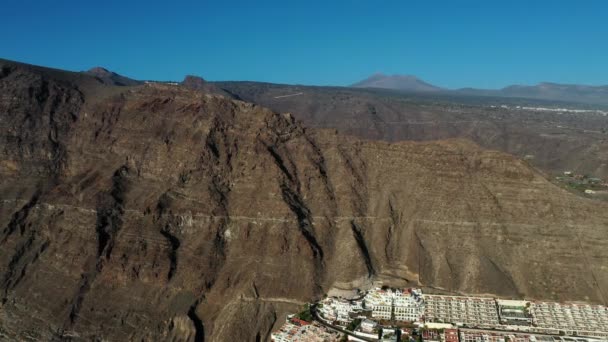 Luchtpanorama van Acantilados de Los Gigantes rotsen van de reuzen bij zonsondergang en op de vulkaan Teide, Tenerife, Canarische Eilanden, Spanje. — Stockvideo
