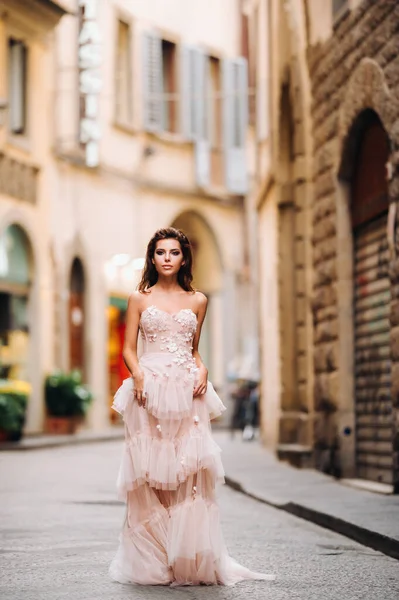 Bella Modella Ragazza Elegante Abito Sposa Rosa Fotografato Firenze Tenendo — Foto Stock