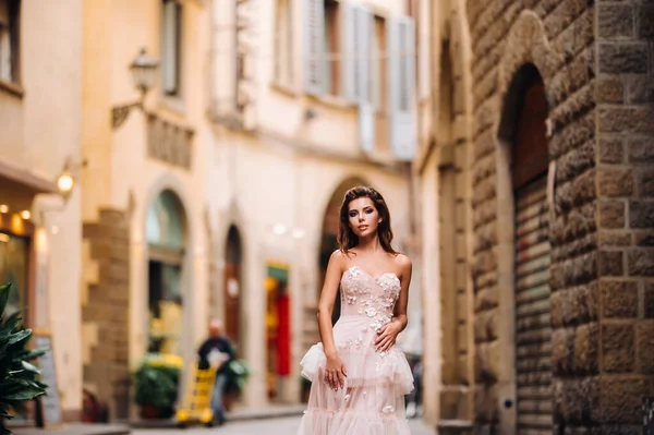 Piękna Dziewczyna Model Różowej Sukni Ślubnej Fotografowane Florencji Sesja Zdjęciowa — Zdjęcie stockowe