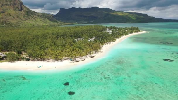Lüks oteli olan sahil, beyaz kum ve Hint okyanusunun turkuaz suyu, Mauritius, Afrika — Stok video