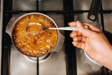 Evde şekerleme hazırlamak. Çocukluğumuzun tadı. Horoz lolipopları. Kaynayan şekerli karamel..