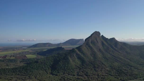 Kuş bakışı dağ tepeleri ve Mauritius, Afrika 'nın yeşil ormanları. — Stok video