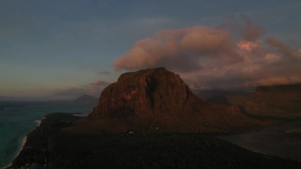 Fantastisk solnedgång från höjden av berget Le Morne Brabant och vågorna i Indiska oceanen på Mauritius. Undervattensvattenfall nära berget Le Morne i Indiska oceanen. — Stockvideo