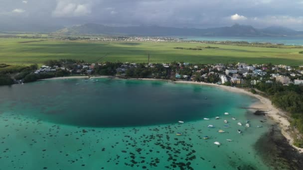 Η θέα από το ύψος στην όμορφη παραλία του γαλάζιου κόλπου με βάρκες, Μαυρίκιος, — Αρχείο Βίντεο