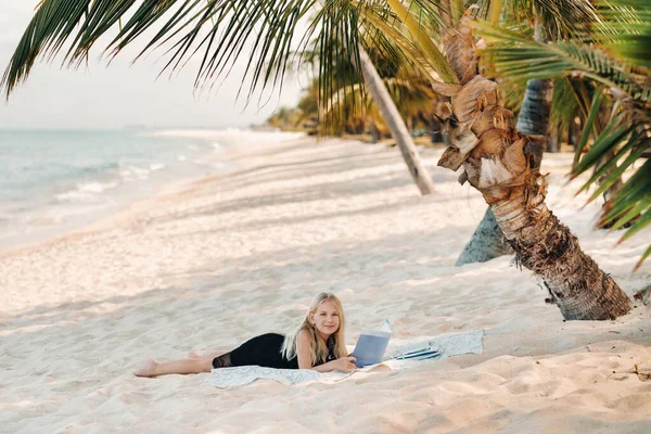 Une Petite Fille Couche Profite Plage Tropicale Morne Maurice Une — Photo