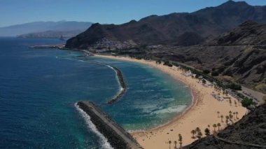 Tenerife adası, Las Teresitas plajı, beyaz kumlu. Sahilin ve Atlantik Okyanusunun en üst manzarası