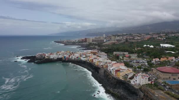 Vista para a cidade de Puerto dela Cruz, a ilha de Tenerife, praias negras no oceano Atlântico — Vídeo de Stock