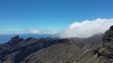 Tenerife, Masca vadisi, Atlantik okyanusu ve bulutların manzarası.