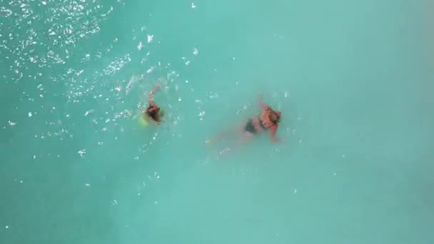 Maurício. Mãe e filha nadam nas belas águas do oceano Índico . — Vídeo de Stock