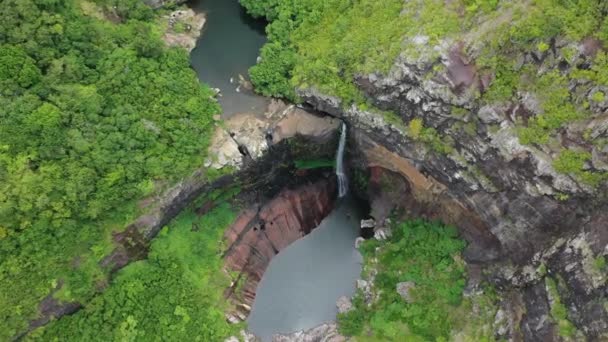Kaskader av vattenfall Tamarin ön Mauritius. Flygfoto. Sju kaskader av Tamarinvattenfall. Utsikt över naturen. Djurliv — Stockvideo
