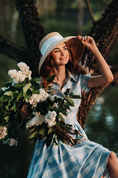 Retrato Uma Menina Bonita Com Cabelos Longos Chapéu Palha Vestido — Fotografia de Stock