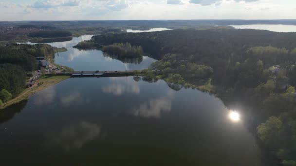 Voando sobre um rio e floresta perto da cidade de Minsk.Os invasores do espaço reservatório Belarus.Europe . — Vídeo de Stock