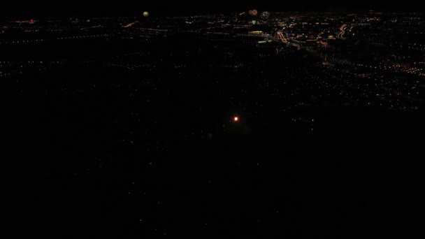 Veduta di fuochi d'artificio e fuochi d'artificio da una vista a volo d'uccello sulla città di Minsk. Luci colorate nel cielo su un fiume in Europa. Un saluto celebrativo. Giorno della vittoria 9 maggio — Video Stock