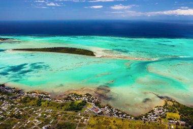 Mauritius kıyısındaki kuş bakışı manzara. Mauritius 'un muhteşem manzaraları. Adanın güzel mercan kayalıkları..