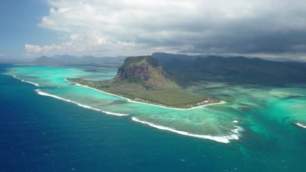 Vacker fågelperspektiv på berget Le Morne Brabant och vågorna i Indiska oceanen i Mauritius.Undervattensvattenfall nära berget Le Morne i Indiska oceanen — Stockvideo
