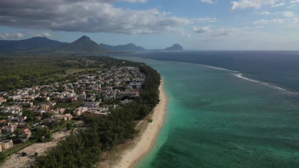 Fåglar ögonutsikt över en förort med en vacker vit strand på ön Mauritius — Stockvideo