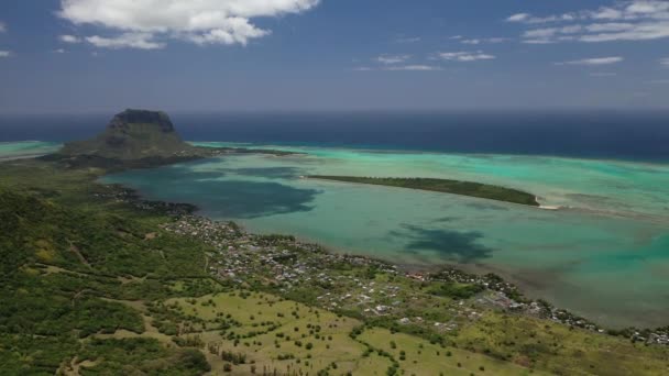 Balıkçı köyünün kuş bakışı görüntüsü. La Galette Mauritius. Arkadaki dağlar Le Morne — Stok video