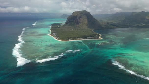 Krásný pohled z ptačí perspektivy na horu Le Morne Brabant a vlny Indického oceánu na Mauriciu. Podvodní vodopád u hory Le Morne v Indickém oceánu — Stock video