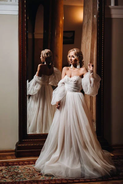 Портрет Прекрасной Невесты Стоящей Спиной Зеркалу — стоковое фото