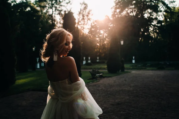 Silhouette Der Einsamen Braut Jahrgang Bei Sonnenuntergang — Stockfoto