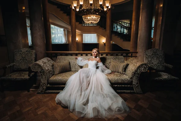 Красивая Невеста Сидит Роскошном Диване Красивая Модель Девушки Белом Свадебном — стоковое фото