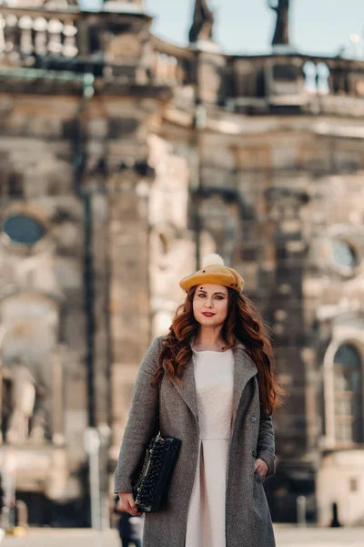 在德国的德累斯顿古城 一个戴着帽子 头戴打字机的漂亮姑娘站在那里 — 图库照片
