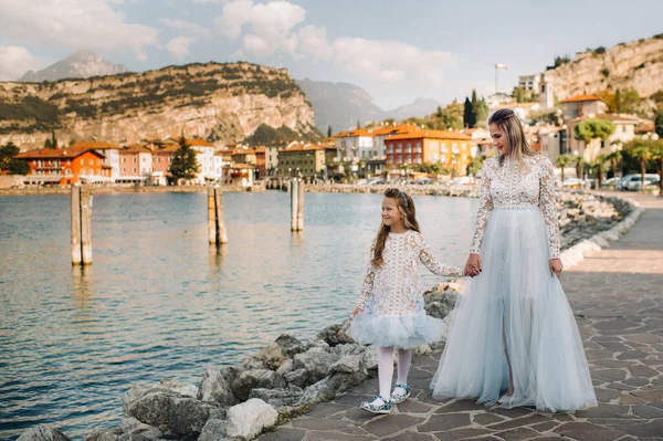 Italie Lac Garde Élégant Mère Fille Sur Les Rives Lac — Photo