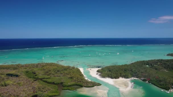 The island of Ile-AUX-Cerfs is located on the East coast of Mauritius.a beautiful piece of land that is part of Mauritius — Stock Video