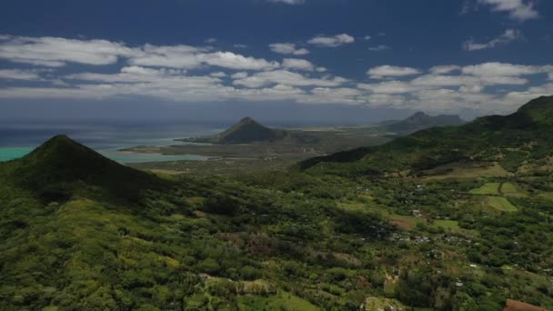 Het uitzicht vanaf de vogelvlucht naar een klein dorpje in de jungle en de Indische Oceaan, Mauritius — Stockvideo