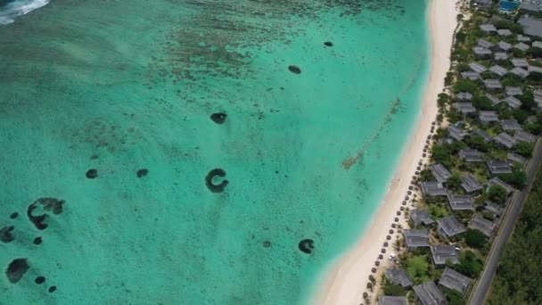 Mauritius vagyok. kilátás a magasból a csodálatos szálloda és a strand fehér homokos. — Stock videók