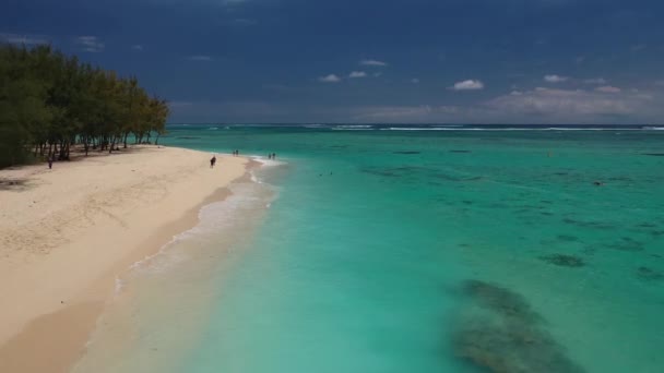 Маврикий. вид с высоты пляжа и лодки, срезающей волны океана — стоковое видео