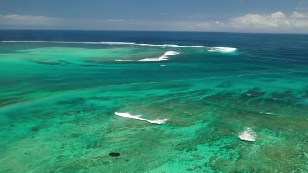 Isla Mauricio, olas en el océano Índico, arrecife de coral en el océano Índico — Vídeo de stock