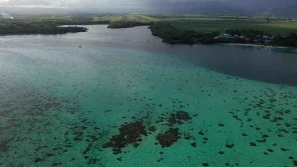 Het uitzicht vanaf de hoogte op het prachtige strand van Blue Bay met boten, Mauritius, — Stockvideo