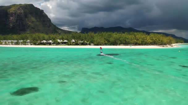 Widok z lotu ptaka na egzotyczne wybrzeże wyspy Mauritius. Ludzie korzystają z czystej tropikalnej wody podczas windsurfingu. — Wideo stockowe