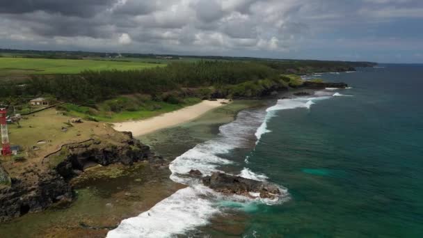 Birds-eye view van Cape Gris Gris, golven rollen over natuurlijke rotsformaties, Mauritius. — Stockvideo