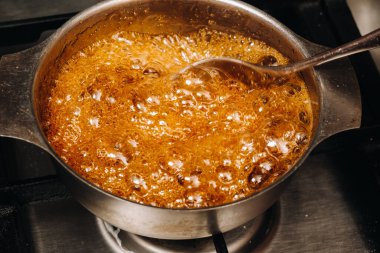 Evde şekerleme hazırlamak. Çocukluğumuzun tadı. Horoz lolipopları. Kaynayan şekerli karamel..