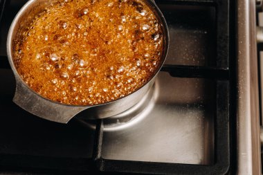 Evde şekerleme hazırlamak. Çocukluğumuzun tadı. Horoz lolipopları. Kaynayan şekerli karamel..