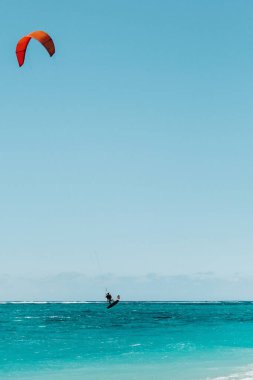 Mauritius, Le Morne sahilinde yamaç paraşütü yapan bir adam, Mauritius adasındaki Hint okyanusu..