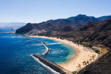 Sarı kumlu muhteşem bir sahil manzarası var. Yer: Santa Cruz de Tenerife, Tenerife, Kanarya Adaları. Sanatsal resim. Güzellik dünyası