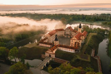 Nesvizh kalesi, Belarus 'un Nesvizh kentindeki Radziwill ailesinin bir yerleşim yeridir. Şafak vakti yukarıdan güzel bir manzarası vardır..