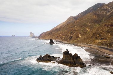 Tenerife 'nin kuzeyindeki kayalık kayalıklar. Kanarya Adaları 'ndaki güzel Benijo plajı. Kayalar, volkanik kayalar, Atlantik Okyanusu.