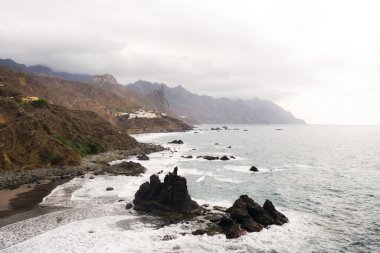 Tenerife 'nin kuzeyindeki kayalık kayalıklar. Kanarya Adaları 'ndaki güzel Benijo plajı. Kayalar, volkanik kayalar, Atlantik Okyanusu.