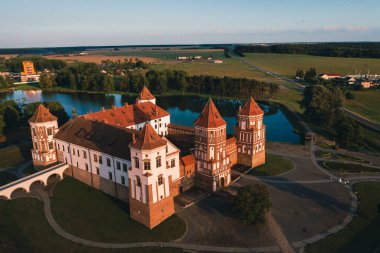 MIR Şatosu, Belarus 'ta göl manzaralı kuleleri olan MIR şehri yakınlarında..